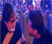 رامز جلال «يداعب» أميتاب باتشان في حفل «Joy Awards» | صور