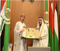 البرلمان العربي يمنح رئيس مجلس الشورى العماني وسام التميز العربي