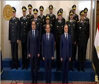 الرئيس السيسي يلتقط صورة تذكارية مع قيادات الداخلية احتفالا بعيد الشرطة