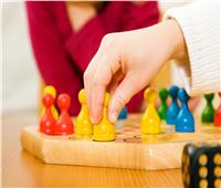 5 فوائد مدهشة يحصل عليها الأطفال من لعب «الطاولة»
