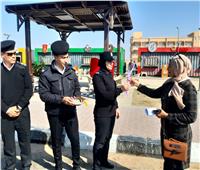 رجال الشرطة بجنوب سيناء يوزعون الورود والحلوى على المواطنين بالشوارع