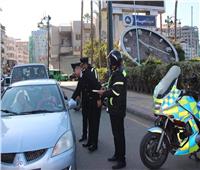 تبادل الورود بين الشرطة والمواطنين خلال احتفالات عيد الشرطة بدمياط  