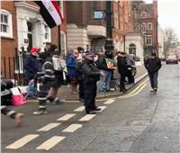 الجالية المصرية في بريطانيا تحتفل بعيد الشرطة أمام السفارة بلندن | صور     
