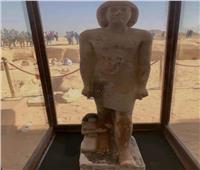 «زاهي حواس» يكشف حقيقة التمثال الضخم للزوج وتجلس بجانبه زوجته بحجم صغير 
