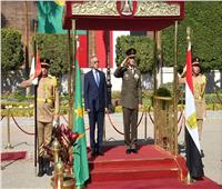 مراسم استقبال رسمية.. وزير الدفاع يلتقي نظيره الموريتاني | فيديو