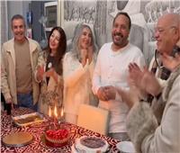 علي الحجار يحتفل بعيد زواجه الـ20 بحضور نجوم الفن| فيديو