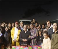 صناع فيلم «لف وارجع تاني» يحتفلون بعيد ميلاد صلاح عبد الله | صور