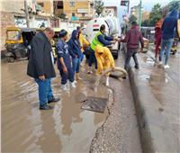 محليات كفرالشيخ بالشوارع لرصد الطوارئ والتعامل مع تجمعات الأمطار| صور وفيديو