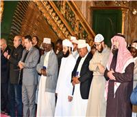 المحكمون والمتسابقون في مسابقة القرآن يؤدون صلاة الجمعة بمسجد محمد علي