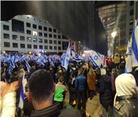 عشرات الآلاف في إسرائيل يتظاهرون ضد نتنياهو رغم الأمطار