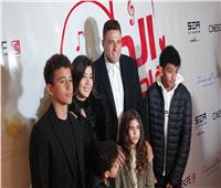 لحظة وصول محمد نور وزوجته وأولاده عرض فيلمه «الحب بتفاصيله»| فيديو