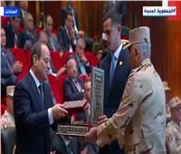 رئيس «سايلو فودز» يهدي الرئيس السيسي المصحف الشريف
