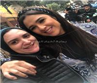 كواليس مشهد ياسمين عبد العزيز مع ابنتها من مسلسل «ضرب نار»| خاص