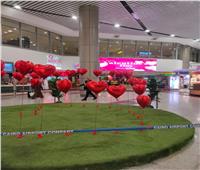 بالورود والقلوب الحمراء.. المطارات تحتفل بعيد الحب 2023 مع المسافرين| صور