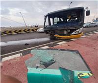 إصابة سائق أتوبيس اصطدم بعمود إنارة أعلى كوبري الشروق| صور
