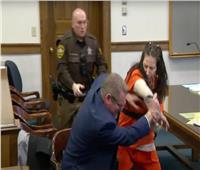 متهمة بقطع رأس حبيبها.. لم يعجبها كلام المحامي فضربته بالمحكمة (فيديو)