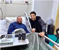 أحمد جمال يزور نجل المطرب محمد ثروت في المستشفى