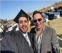 صور| مصطفى قمر يحتفل بتخرج ابنه تيام من الجامعة الأمريكية