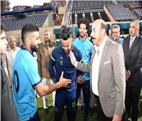 أشرف عطية يلتقي لاعبي أسوان لتشجيعهم وتحفيزهم قبل مباراة الغد مع الأهلي