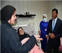 وزير الرياضة يزور بطلة رفع الأثقال "نهلة رمضان" في المستشفى