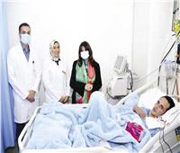 من داخل المستشفى.. وزيرة الهجرة تتابع حالة الشاب المصري العائد من موزمبيق