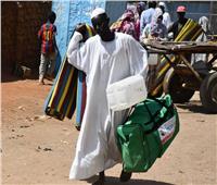 مركز الملك سلمان للإغاثة يوزع حقائب إيوائية في السودان