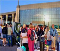 159 سائحا يصلون مطار سفنكس لزيارة الأهرامات والمتحف المصري