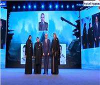 الرئيس السيسي يلتقط صورة تذكارية مع أمهات الشهداء