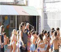 لمواجهة الحر.. مدرسة في الأرجنتين تجيز حضور التلاميذ بملابس السباحة