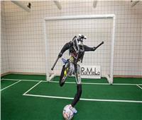 شاهد| روبوت يمارس كرة القدم في تطور تكنولوجي مذهل.. والخبراء: «أفضل من ميسي» 