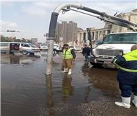 عمال الصرف الصحي يواجهون الأمطار صائمين.. ويفطرون أثناء تأدية عملهم| صور