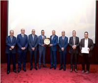 جامعة المنصورة تكرم الكليات والفرق الفائزة بجوائز التميز الحكومي 