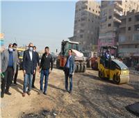 محافظ القليوبية يتابع أعمال رصف وتطوير شارع الكوبري ببنها 
