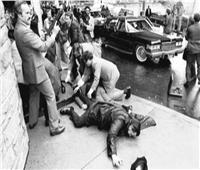 الشاب جون هينكلي يطلق الرصاص على «ريجان» الرئيس الأمريكي