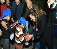 توزيع هدايا على 150 طفلا بحديقة البحر الأعظم في العيد القومي للجيزة | صور