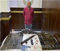 القبض على تاجر مخدرات بـ12 كيلو حشيش وسلاح ناري بالقاهرة