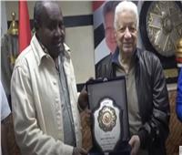 فيديو| مرتضى منصور يستقبل بعثة الهلال السوداني في الزمالك