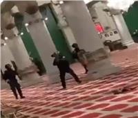 شاهد| لحظة اقتحام القوات الإسرائيلية للمسجد الأقصى المبارك وطرد المعتكفين