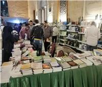 إقبال على إصدارات وزارة الأوقاف بمعرض الكتاب بمسجد الإمام الحسين