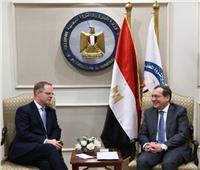 طارق الملا يبحث مع السفير البريطاني أنشطة شركات البترول والغاز فى مصر