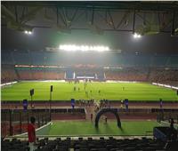 مراقب مباراة الأهلي وبيراميدز يعاين أرضية استاد القاهرة قبل الانطلاق 