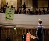 محتجون يقاطعون ماكرون بالصيحات خلال كلمة في زيارته لهولندا | فيديو