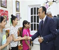 نائب محافظ المنيا يهنئ الأطفال بعيد القيامة المجيد خلال زيارته لدور رعاية