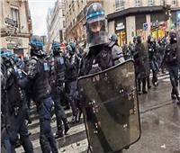 الشرطة الفرنسية تعتقل متظاهرين بالقوة