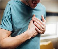 ألم الصدر المستمر علامة تنذر بخطر الإصابة بالنوبة القلبية