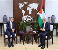 سفير مصر في رام الله يسلم رئيس الوزراء الفلسطيني رسالة من مدبولي