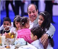كيف احتفل الرئيس السيسي بعيد الفطر مع أبناء وأسر الشهداء؟| فيديو
