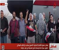 استقبال المصريين العائدين من السودان بالورود| فيديو