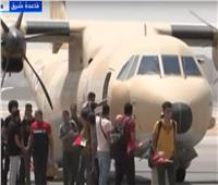 المصريون العائدون من السودان يسجدون فور وصولهم إلى أرض الوطن| فيديو