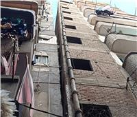 عقار مائل جديد في الإسكندرية.. والحي يخلي السكان ويقرر إزالة 6 طوابق| صور